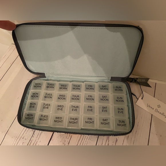 Vera Bradley travel pill case NEW - last one - Picture 3 of 3
